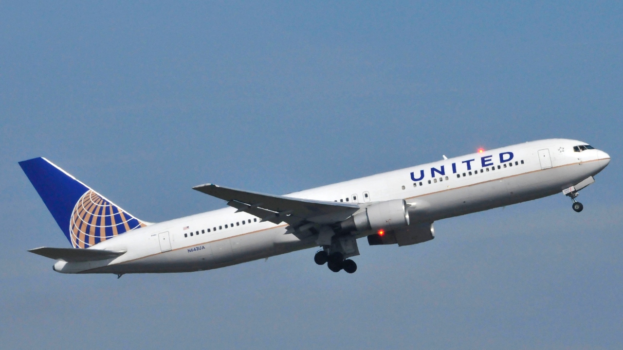 An unruly passenger aboard a United flight from San Francisco to Houston reportedly attacked a flight attendant and tried to jump out of the plane before takeoff. (Naya Jimenez / BON VOYAGED /TMX)